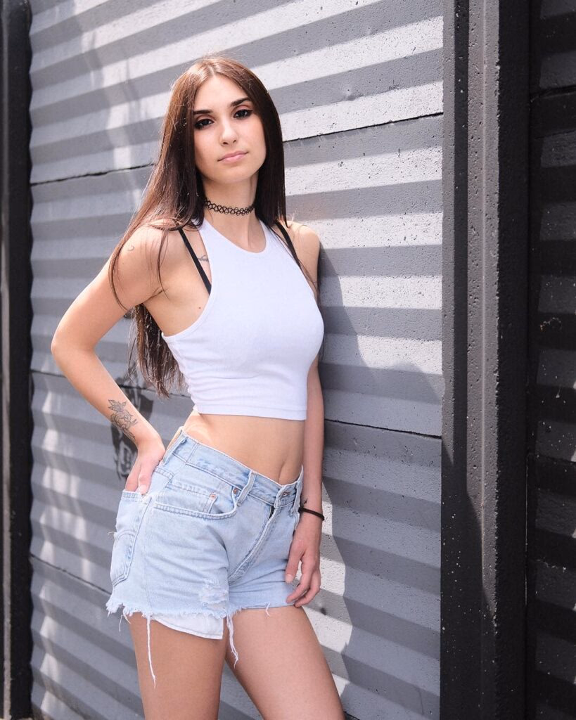 Ritratto fashion contro una parete grafica